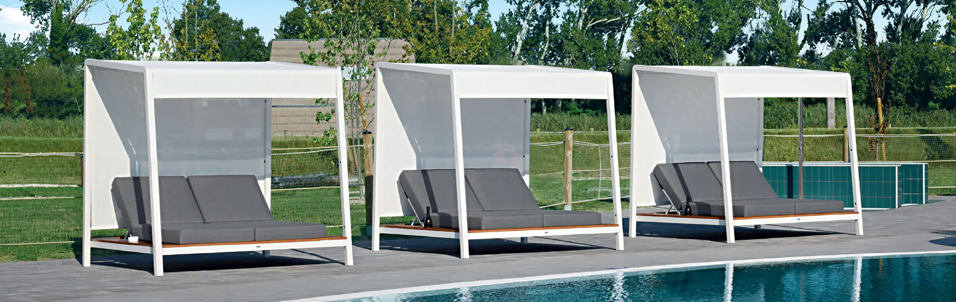 Gazebos: canopy sunloungers with structures