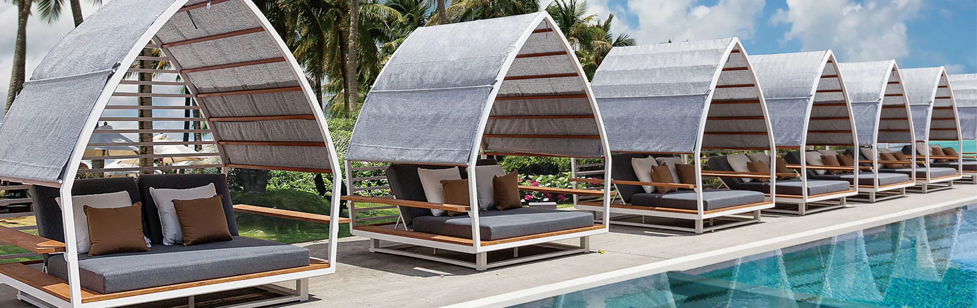 Gazebos: canopy sunloungers with structures