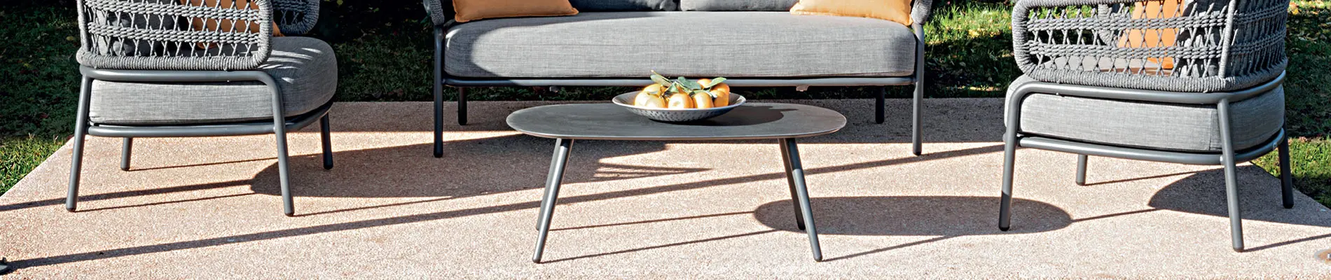 Tables and coffee tables for outdoor use