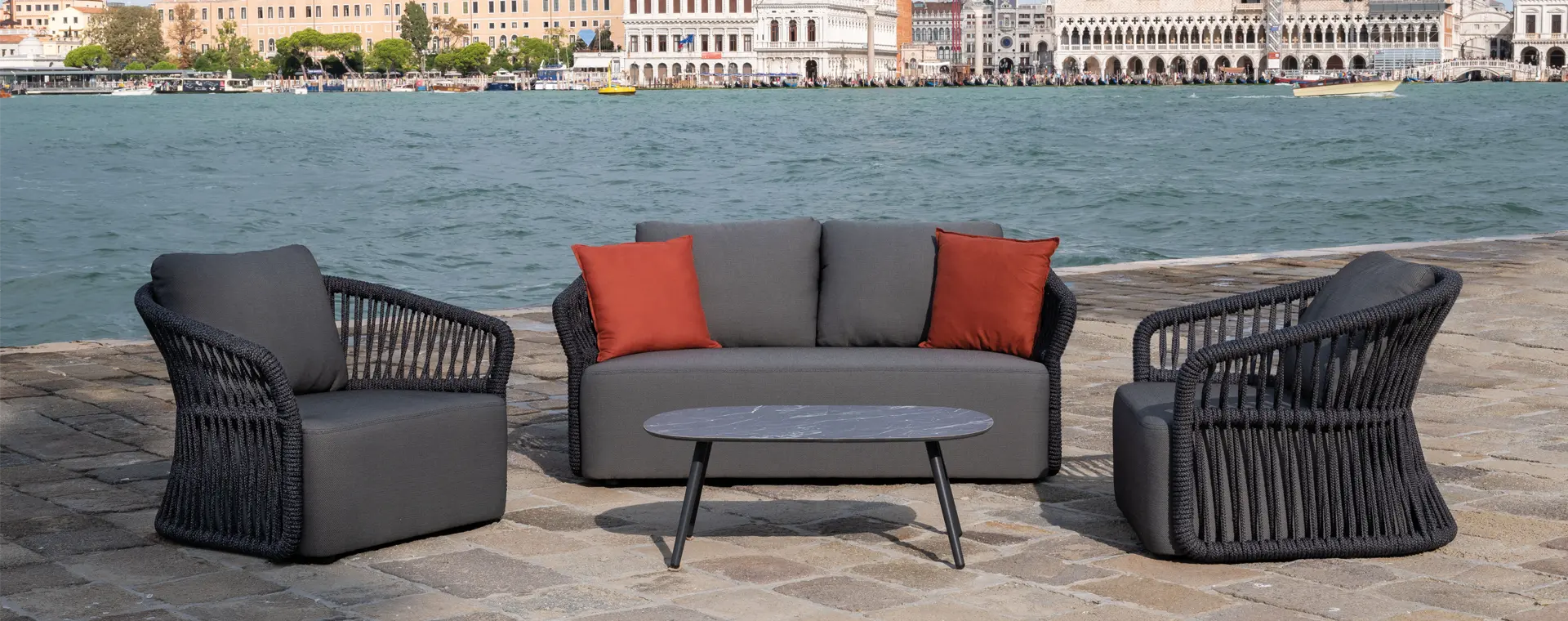 Method collection : Lounge sets, sofas, armchairs and coffee tables for outdoor furnishing